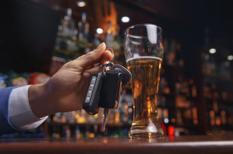 beer and car keys demonstrate drunk driving risk